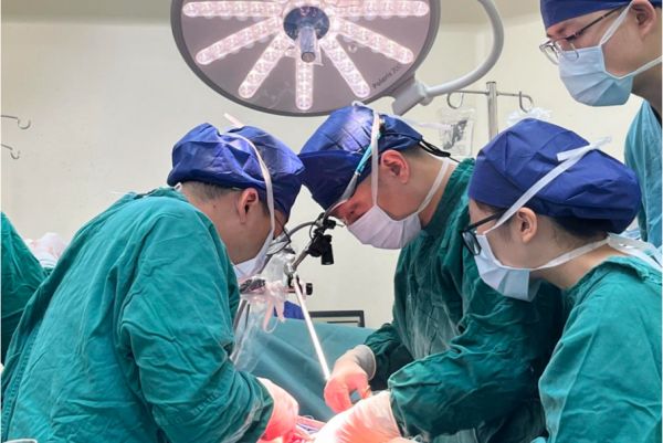 图3:上海长征医院肛肠外科团队手术中