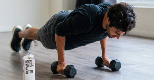 hombre haciendo ejercicio en casa