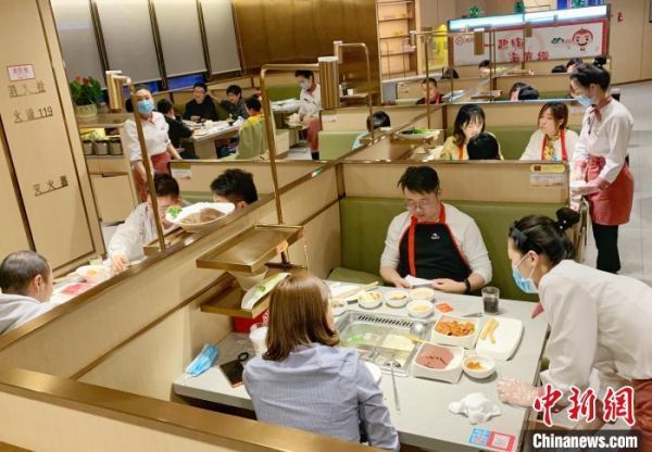 资料图：郑州某火锅店内就餐情景 王威 摄