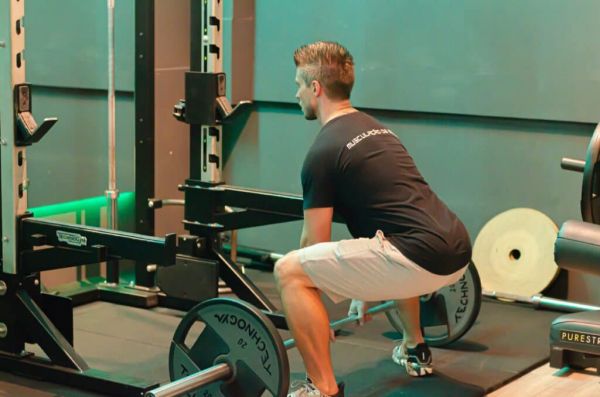 hombre haciendo entrenamiento de fuerza en el gimnasio