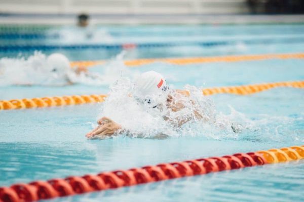 persona nadando en una piscina