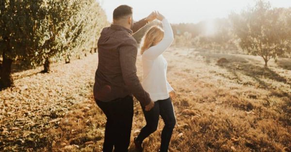 personas bailando en un campo