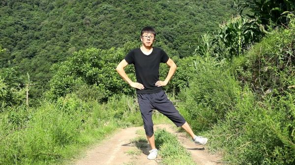 每天原地手叉腰慢跳，暴瘦全身，主要瘦肚子瘦腿