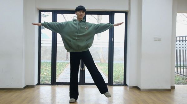 每天坚持原地规律摆动胯部，双手交替向下压，坚持10天暴瘦全身