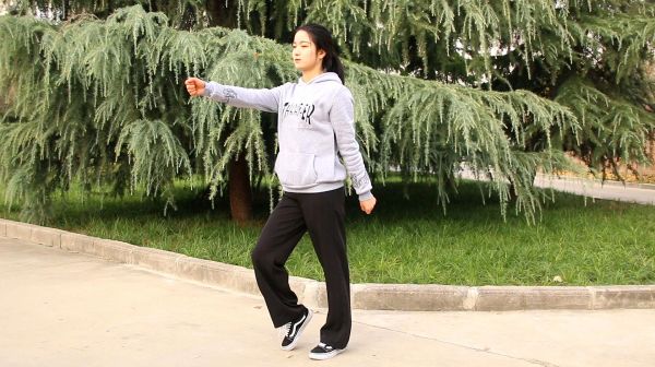 主要瘦腰和肚子，每天坚持原地左右扭胯即可，简单