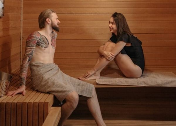 Una pareja en una sauna