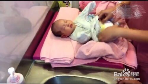 如何在家給三個月大的嬰兒洗澡及注意事項