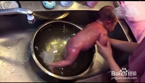 如何在家給三個月大的嬰兒洗澡及注意事項