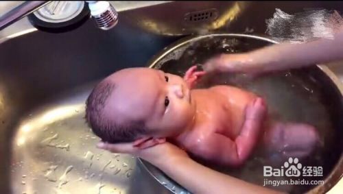 如何在家給三個月大的嬰兒洗澡及注意事項