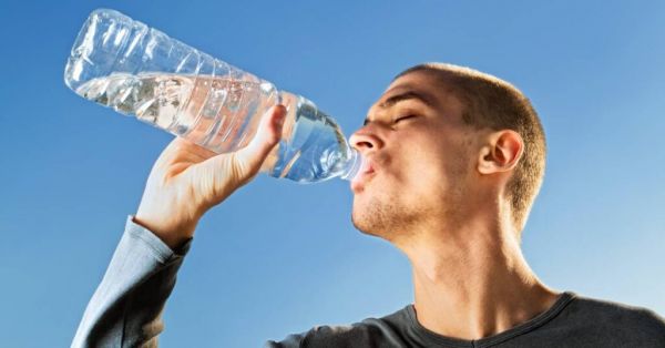 hombre bebiendo agua para reducir la ansiedad