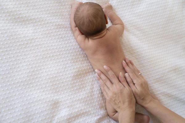 沒有尿布的嬰兒