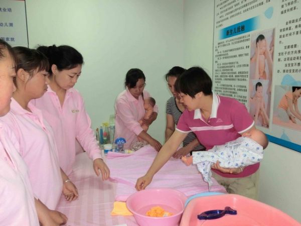 超實用！偷師學(xué)習(xí)月嫂手上那點"功夫" 