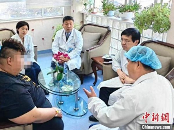 专家们“多对一”为肥胖患者开展个体化诊疗。(复旦大学附属华东医院供图)