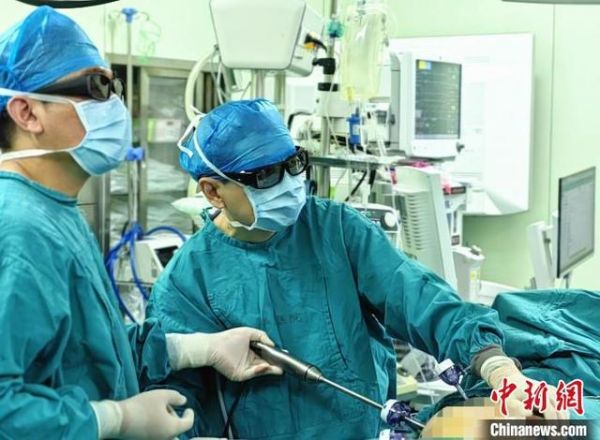 肥胖者的减重手术会面临诸多问题，医生首要关注安全性。(复旦大学附属华东医院供图)