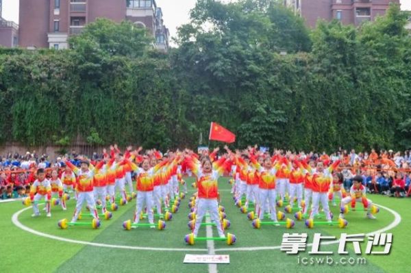 雨花区砂子塘吉联小学的阳光大课间表演。