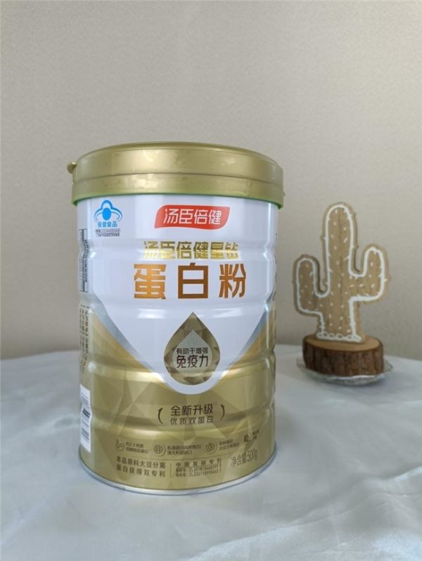 简而言之,作为一种营养补充剂,不同成分来源的蛋白粉的功效与作用各有侧重,并且适用人群也有所差异,如动物蛋白粉有助于细胞组织的生长与修复,更适合健身、术后修复等人群;植物蛋白粉不含乳糖,且有助于降低胆固醇,更适合素食主义者和乳糖不耐受等人群;动植物双蛋白粉则消化吸收率高,且氨基酸种类更全面,有助于提高免疫力,更适合免疫力低下、消化能力弱的人群。