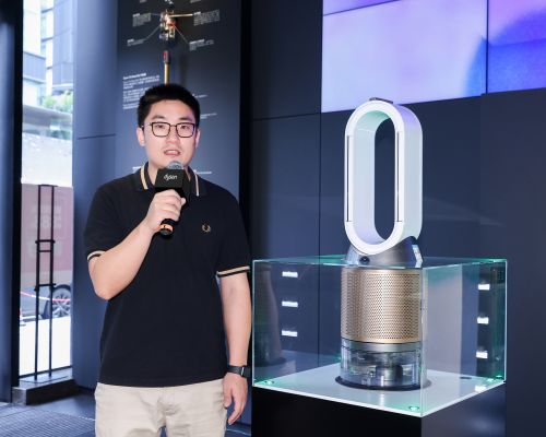 　　戴森工程師許鵬遠現(xiàn)場展示戴森空氣凈化風扇的創(chuàng)新技術(shù)