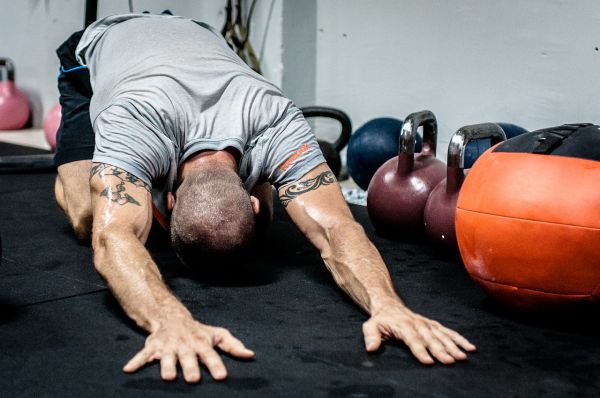 Chico entrena en el gimnasio