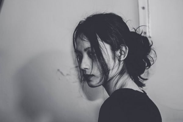 女人独自站着不健康的关系