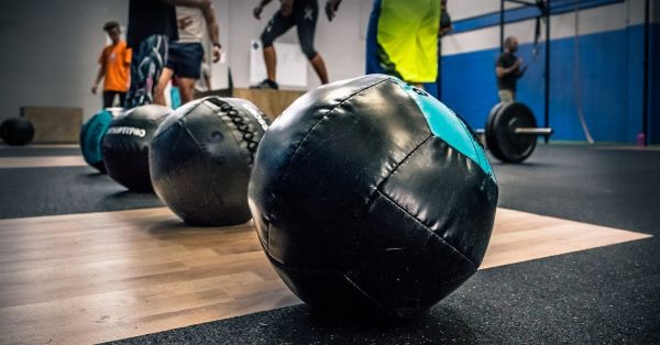 balon medicinal en un gimnasio