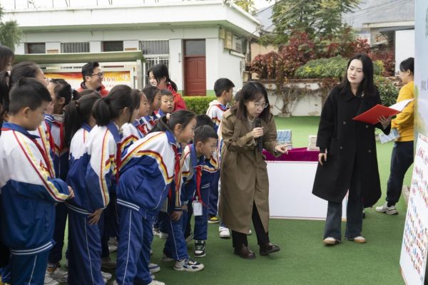 中国疾病预防控制中心营养与健康所助理研究员王宏亮在游戏中为同学们科普均衡饮食知识。