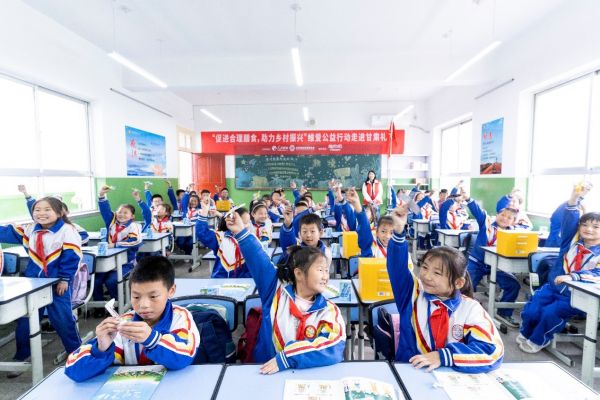 维他奶员工志愿者带领同学们开展纸包盒手工改造。（受访者供图）