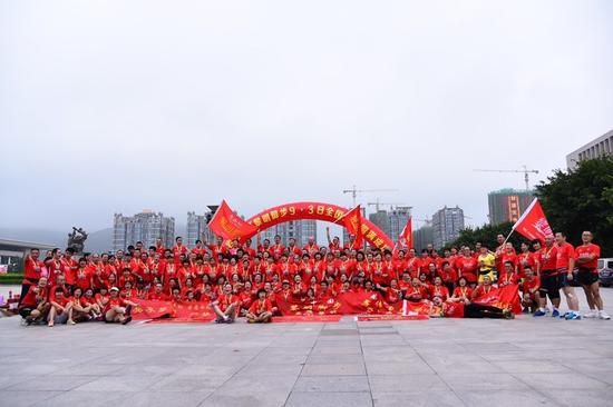龙岩黎明脚步跑团在人民广场举行全国约跑日活动照片