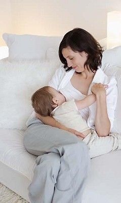 母乳喂養(yǎng)的好處多(圖)