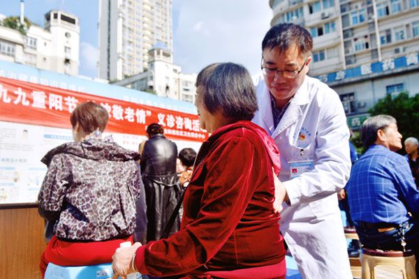 为老人提供推拿等中医适宜技术治疗。陶涵摄
