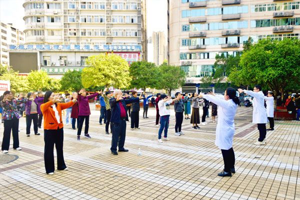 医务人员教授老人养身操 。陶涵摄