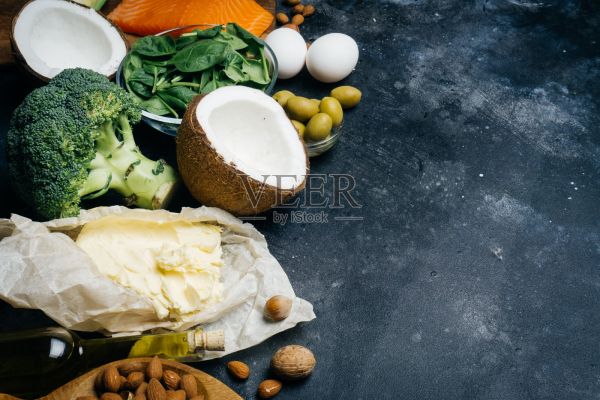 生酮饮食。低碳水化合物高脂肪产品。健康饮食，膳食计划蛋白质脂肪。健康的营养。酮的午餐。生酮饮食早餐。照片摄影图片