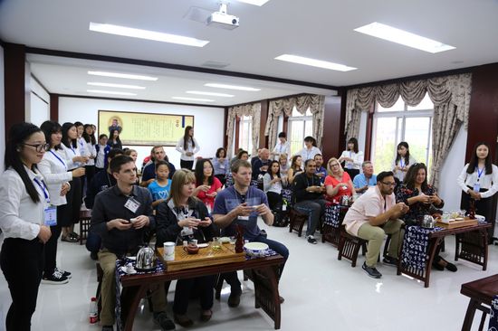 美国培普丹大学访学团在孔子学堂上茶艺课