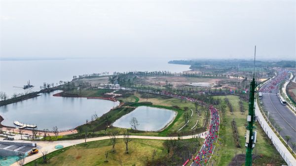 跑友們途經王母湖畔。孝感市委宣傳部供圖。