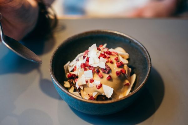 bol de yogur con crema de cacahuetes con grasa