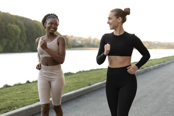 mujeres corriendo