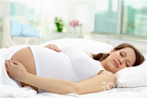 青年 女 懷孕 孕婦 睡覺(jué) 睡眠 床 臥室_12620301_xxl