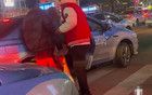 妙齡女子爛醉如泥被兩黑人塞進出租車駛離！
