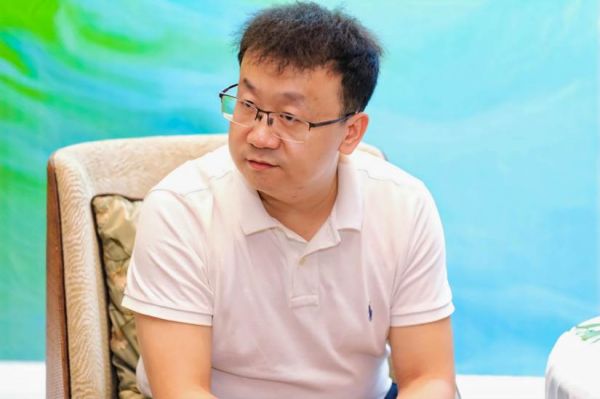 穿白色衣服的男人 描述已自動(dòng)生成