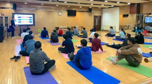 北大减肥课爆火，大学生一学期减重15公斤 。图为北大学生体验柔韧性训练。（北京青年报）