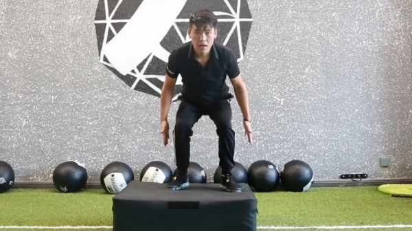 想要拥有八块腹肌？只要每天坚持练好这个动作！