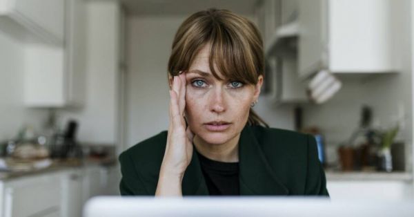 mujer con estrés trabajando