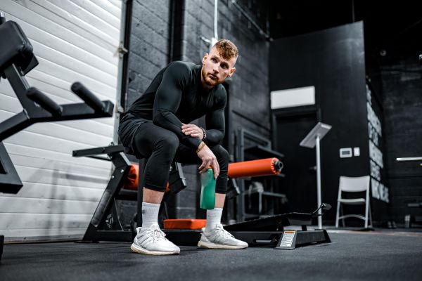 hombre que buscar perder grasa y ganar musculo