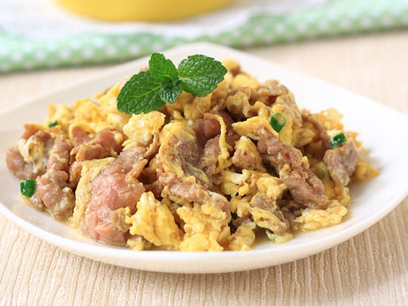 孕中期：保证蛋白质、钙、铁、DHA等营养