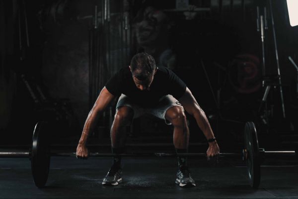 hombre haciendo entrenamiento excéntrico para piernas