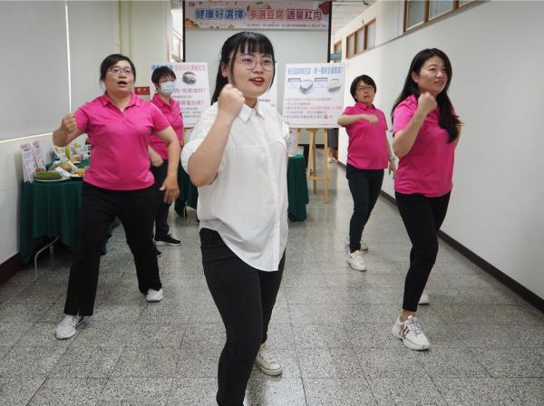 營(yíng)養(yǎng)師建議，除需保持營(yíng)養(yǎng)均衡，也要建立運(yùn)動(dòng)習(xí)慣，以強(qiáng)健體魄。（彰化縣政府提供／孫英哲彰化傳真）