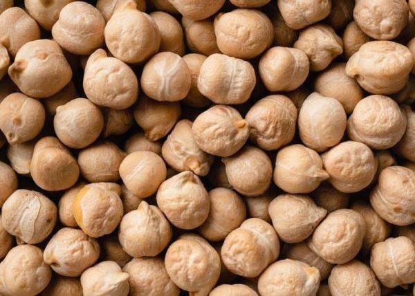 Un saco lleno de garbanzos secos
