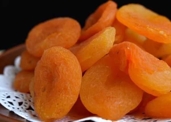 Un plato lleno de albaricoques secos ricos en cobre