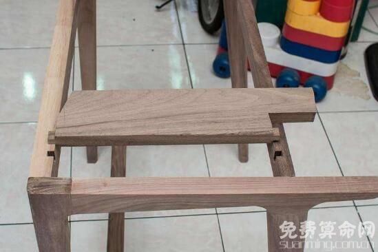 夢(mèng)見書桌壞了是不詳之兆，最近的生活開銷會(huì)變大