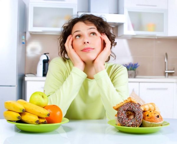 Mujer planificando su dieta