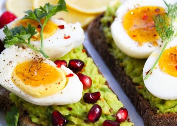 Tostadas de huevos con guacamole y semillas de granada